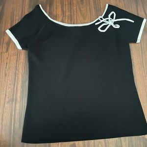 Joseph A. Qu'est-Cequec estsilk medium black and white top.